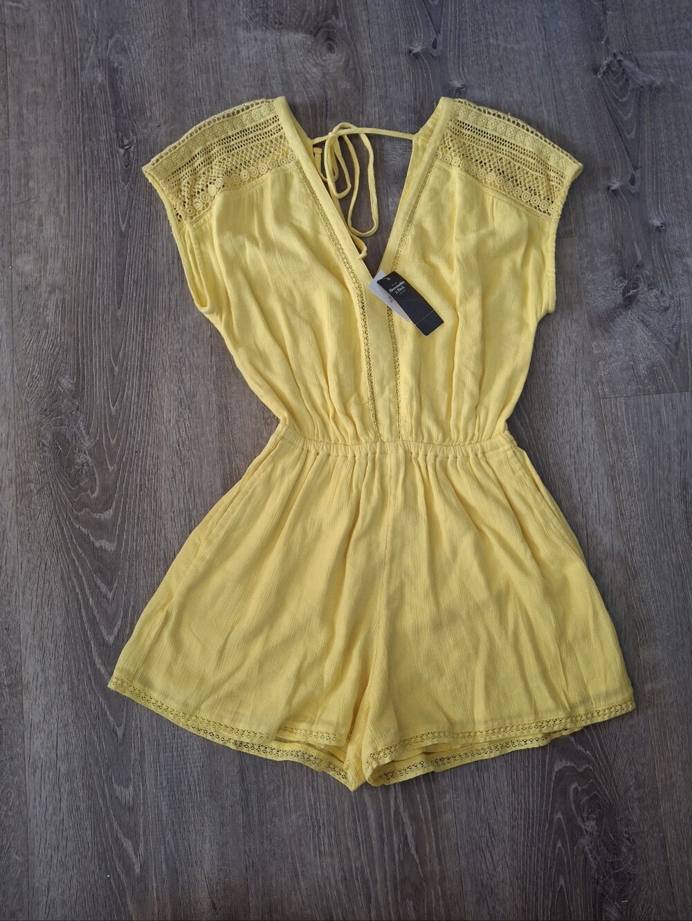 abercrombie and fitch new Yellow romper with lace details tie back Size xxs #sum